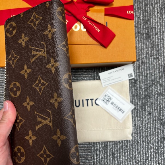 LOUIS VUITTON MONOGRAM CLEMENCE WALLET ZIP AROUND LONG FUCHSIA - Picture 9 of 13